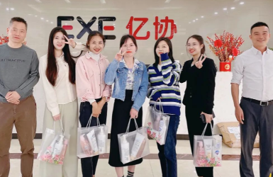 【3.8婦女節(jié)】億協(xié)分板機為女職工發(fā)放節(jié)日禮品